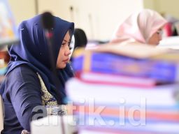 Momentum Hari Guru, Khusnul Khotimah Dorong Revisi Perda Perwali Pendidikan