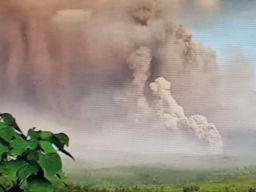 Erupsi Semeru Masih Berlanjut, 699 Korban Bertahan di Pengungsian