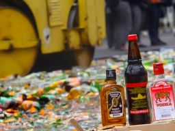 Polres Blitar Kota Musnahkan Ribuan Botol Miras dan Pil Berbahaya