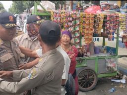 Dagangan Diangkut, PKL di Depan RSMZ Sampang Ricuh dengan Pol-PP