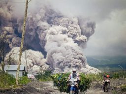 Erupsi Semeru, Tak Ada Jalur Lain, Warga Masih Lewati Jalur yang Ditutup