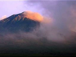 Erupsi Semeru Belum Usai, Kini Gunung Kerinci di Sumbar Meletus