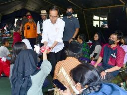 Jokowi Bantu 4000 Korban Gempa Cianjur Hingga 50 Juta Rupiah