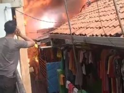 Bangunan Rumah Tinggal di Jakarta Timur Hangus Dilanda Kebakaran