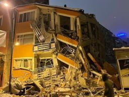 Gempa Berkekuatan 7,7 Magnitudo Mengguncang Turki, Irak dan Lebanon