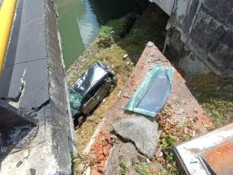 Dihantam Truk, Avanza Terjunglal ke Bawah Jembatan di Baypas Ida Bagus Mantra