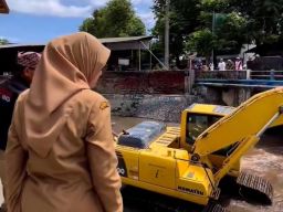 Ipuk Fiestiandani Tinjau Langsung Pengerukan Sedimen di Aliran Kali Lo
