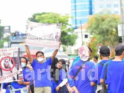 Demo DPRD Surabaya, Buruh Minta Solusi Buruh Lain yang Menghalangi Bekerja