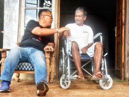 Sakit dan Kena Longsor, Warga Bugel Dapat Kursi Roda dari Penjabat Wali Kota Salatiga