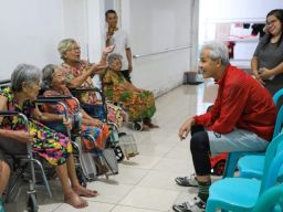 Ganjar Pranowo Ngabuburit ke Wisma Lansia Panji Kristus Agape
