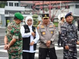 Gelombang Pasang, Khofifah Pasok Logistik ke Masalembu dengan KRI Malahayati