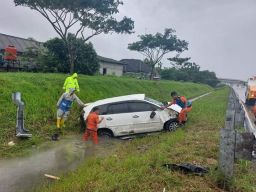 Laka di Tol Ngawi, Toyota Innova Selip Ban dan Masuk Row Jalan
