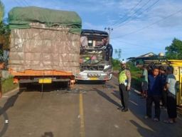 Hat-hati di Jalan, Ada Laka di Jalintim Palembang KM 75, Ruas Jalan Macet
