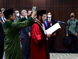 Jokowi Saksikan Pengucapan Sumpah Anwar Usman Sebagai Ketua MK Baru
