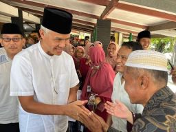 Jelang Puasa, Ganjar Lakukan Tradisi Nyadran Hingga ke Makam Para Wali