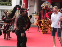 Wisatawan Kapal Pesiar Sojourn Bahama Disambut di Balai Kota Surabaya