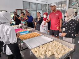Berkunjung ke Sejumlah SMK di Surakarta, Ganjar Lihat Ruang Pabrik Memasak