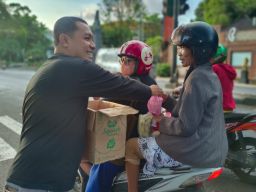 MD KAHMI JEMBRANA SANTUNI ANAK YATIM BERBAGI TAKJIL DAN UANG SAKU ANAK PEMUDIK