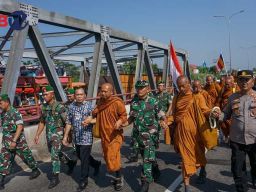 Para Biksu Thudong Tiba Borobudur, Warga Sambut dengan Hangat