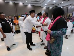 Lepas CJH Kloter 80, Eri Cahyadi Minta Doakan Kota Pahlawan Surabaya