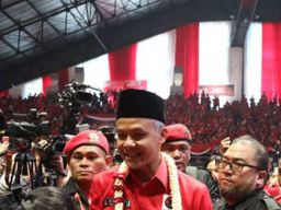 Ganjar Hadiri Konsolidasi PDI-P di Basket Hall Senayan, Massa Histeris