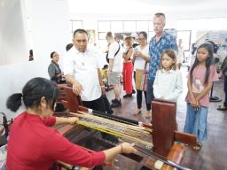 Puluhan Turis Asing Kunjungi Sentra Tenun Jembrana