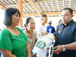 Bupati Tamba Kembali Salurkan Bantuan Beras CPP Tahun 2023 di Jembrana