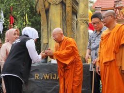 Sambut Hari Waisak ke 2567, Khofifah Kunjungi Maha Vihara Mojopahit