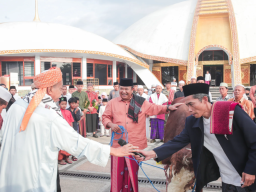 Bupati Jember, Hendy Siswanto Potong Lima Sapi Limousin untuk Kurban