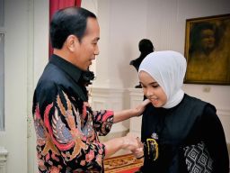 Bertemu Presiden Jokowi, Putri Ariani Menyanyi di Istana Negara