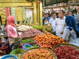Kerja Keras Eri Blusukan ke Pasar Buahkan Hasil, Inflasi di Surabaya Turun