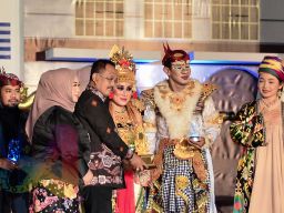 Penutupan Surabaya Cross Culture, Armuji dapat Cinderamata Kapal Pinisi