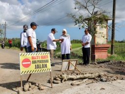 Bupati Ipuk Fiestiandani Sidak Sekumlah Pembangun Jalan di Banyuwangi