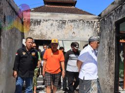 Bupati Tamba Cek Lokasi dan Beri Bantuan Korban Kebakaran Desa Cupel, Negara