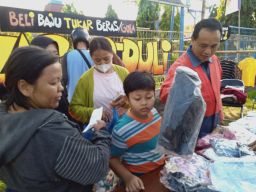 IKA AWS dan Gusdurian Gelar Bazar Peduli di Kampus Stikosa, Nginden Intan Timur