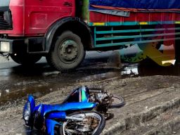 Kecelakaan Fatal Truk dan Motor di Jalan Raya Manyar Gresik, Korban Tewas di TKP