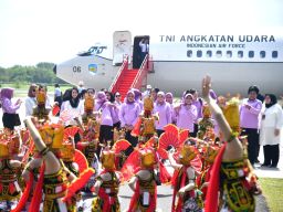 Iriana Joko Widodo Tiba di Banyuwangi Disambut Tari Jejer Gandrung Kembang Menur