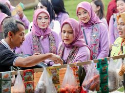 Di Banyuwangi, Iriana Joko Widodo Bertemu dan Berbincang dengan Penjual Sayur