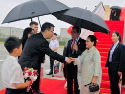 Disambut Gerimis Presiden Jokowi dan Ibu Iriana Tiba di Chengdu Tiongkok
