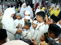 Khofifah Indar Parawansa Peringati Satu Suro dengan Berbagi pada 1000 Anak Yatim