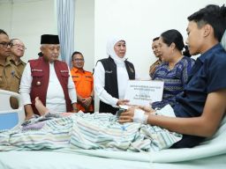 Gubernur Khofifah Jenguk Korban Longsor Lumajang di RSUD Kanjuruhan