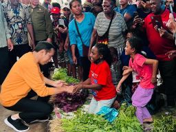 Jokowi Blusukan ke Pasar Pharaa Jayapura, Beli Jeruk dan Bagi Bantuan