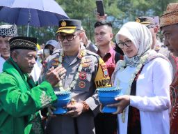 Bupati Ipuk Fiestiandani Sambut Semringah Petik Laut di Pantai Lampon Banyuwangi