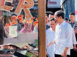 Jokowi Blusukan ke Pasar Cihapit Bandung, Ternyata Harga Bawang Naik 50 Ribu