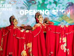 Malam Pembukaan Surabaya Cross Culture, Eri Cahyadi Sambut Delegasi Mancanegara