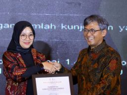 Bupati Ipuk Fiestiandani Mendapat Award Apresiasi Tokoh Indonesia