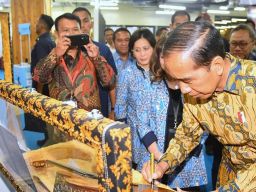 Pada Pengukuhan Pengurus Apindo, Jokowi Tegaskan Pentingnya Hilirisasi Industri