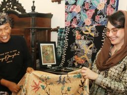 Arumi Bachsin Kunjungi Sentra Tenun Gresik untuk Mendokumentasi Wastra Jatim