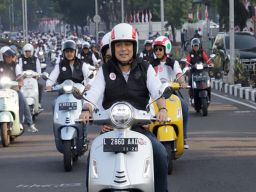 Eri Cahyadi dan Istri Boncengan dalam Sunmori Bareng Komunitas Vespa