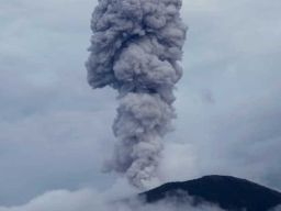 Gunung Ibu di Halmahera Barat Meletus Kolom Abu Mencapai 600 Meter dari Puncak